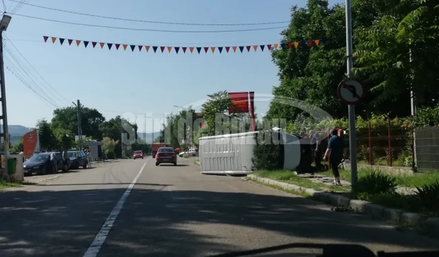 Microbuz NATO, răsturnat în Buzău după o ciocnire cu un autoturism. Autorităţile nu au furnizat DETALII