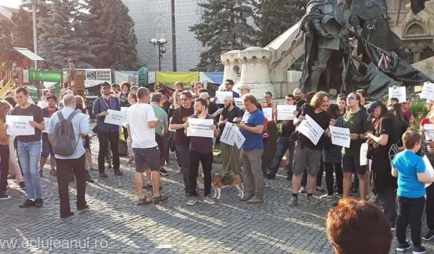 Sute de persoane au participat, la Cluj, la o adunare de solidaritate interetnică româno-maghiară, după incidentele din Valea Uzului