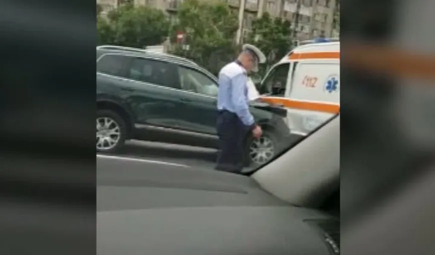 Accident cu o ambulanţă, în Capitală. O asistentă a fost rănită