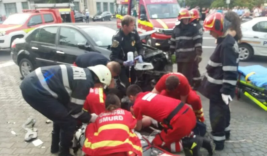Tânără rănită de o maşină care a ajuns pe trotuar, după ce s-a ciocnit cu un alt autoturism, în Cluj