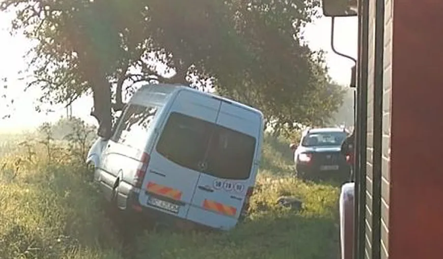 Accident grav în Hunedoara. Un microbuz cu muncitori care lucrau la autostradă a intrat într-un copac