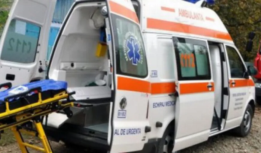 Ambulanţă implicată într-un accident rutier în Vaslui. Mai multe persoane au fost rănite