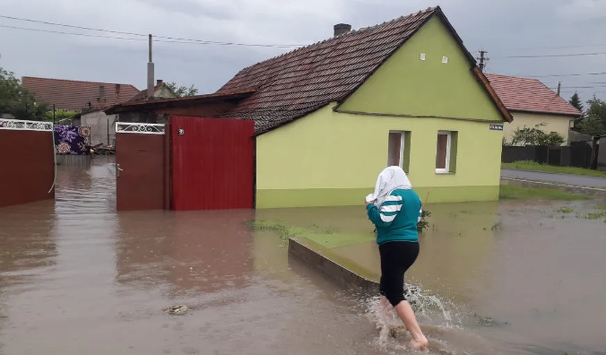 Vremea rea a făcut prăpăd în aproape toată ţara: case şi curţi inundate, drumuri blocate, oameni evacuaţi