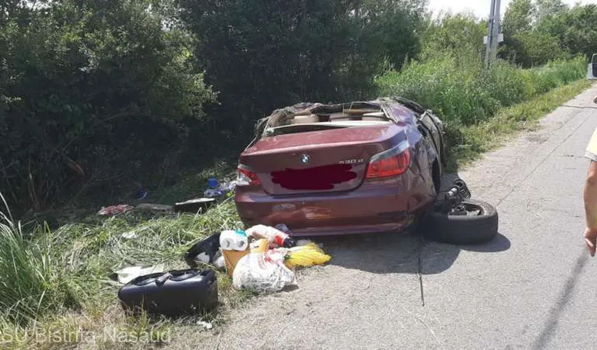Accident rutier în Bistriţa. Un BMW cu volan pe dreapta s-a răsturnat: un mort şi trei răniţi
