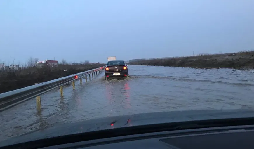 Inundaţii în Capitală şi în Ilfov după ploile torenţiale. Circulaţia pe Şoseaua de Centură este închisă pe mai mulţi kilometri