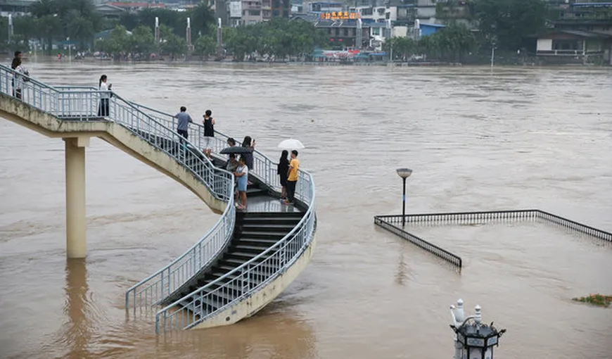 Inundaţiile au făcut PRĂPĂD: sunt cel puţin 5 morţi, mii de oameni au rămas izolaţi