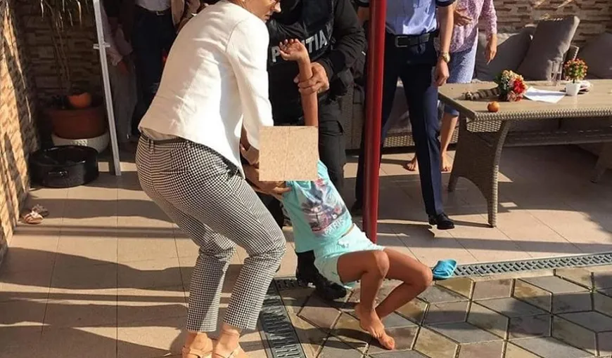 Manifestaţie la Baia de Aramă în sprijinul Sorinei, fetiţa luată de la asistentul maternal după ce a fost adoptată de o familie