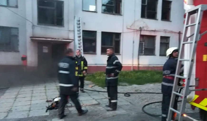 Incendiu la un bloc de muncitori din Arad. Locatarii, mulţi dintre ei „afumaţi” deja, s-au autoevacuat FOTO