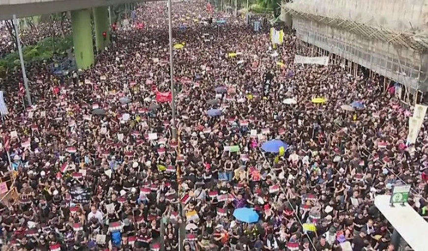 Protest masiv, duminică, la Hong Kong. Sute de mii de persoane cer demisia şefei Executivului