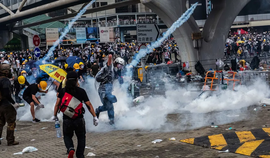 Ciocniri între protestatari şi poliţişti din cauza unei legi ce permite extrădarea suspecţilor din Hong Kong în China