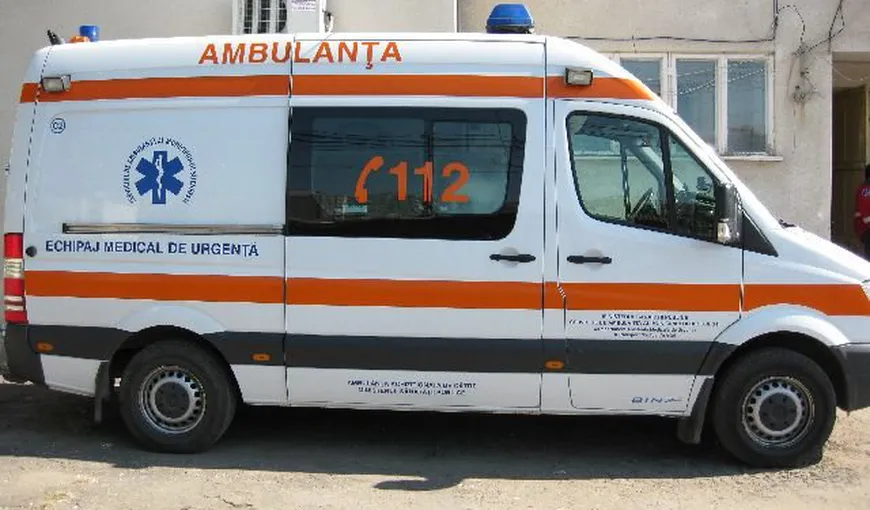 Asistenta care a însoţit-o pe profesoara care s-a aruncat din ambulanţă, în Bacău, a fost concediată