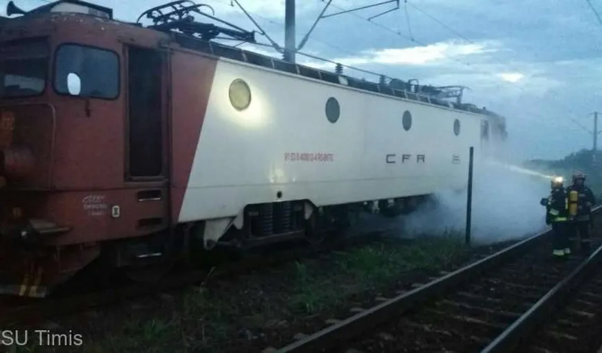 Locomotiva unui tren de pasageri a luat foc luni