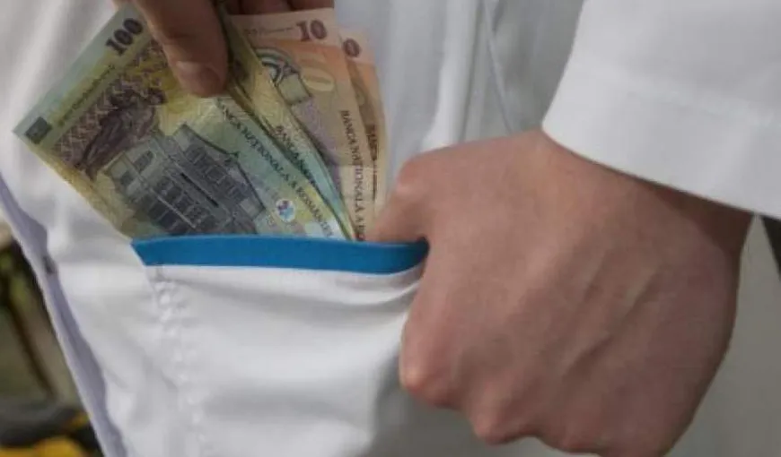 O pacientă îi cere banii înapoi medicului care a operat-o. Discuţia dintre femeie şi doctor a fost înregistrată
