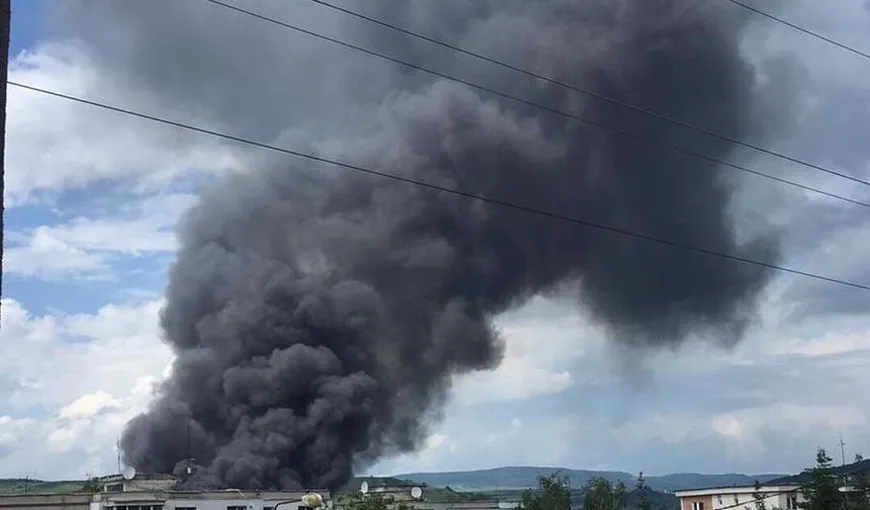 Incendiu puternic la o firmă de dezmembrări auto. Doi muncitori cu arsuri grave, duşi la spital VIDEO