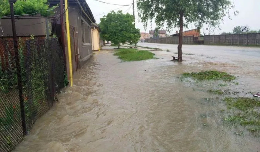 Vremea rea a făcut ravagii în România! Sute de persoane evacuate şi zeci de case luate de ape UPDATE