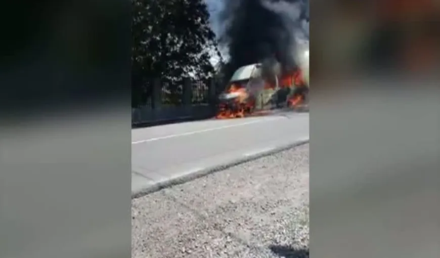 Un microbuz de călători a luat foc în trafic VIDEO