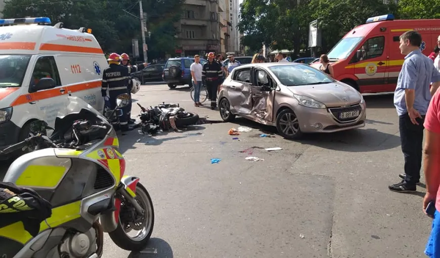 Accident cu patru răniţi în centrul capitalei. O şoferiţă nu i-a acordat prioritate unui motociclist