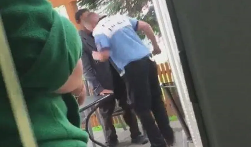 Imagini şocante, surprinse întâmplător. Un cerşetor este bătut de un poliţist VIDEO