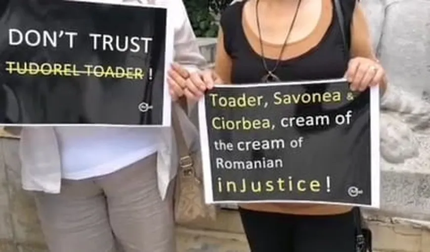 Protest al studenţilor din Iaşi faţă de rectorul Tudorel Toader, pe care-l acuză că a pătat imaginea universităţii