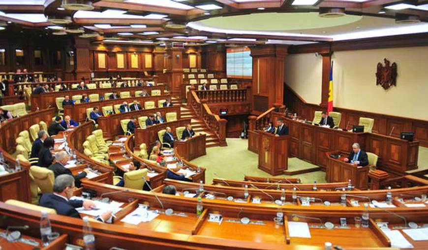 Parlamentul se reuneşte de urgenţă: Preşedintele contrazice Curtea Constituţională şi nu vrea să dizolve Parlamentul