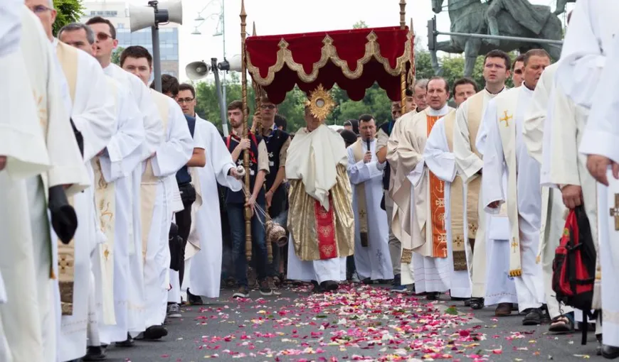 Procesiune cu Preasfântul Sacrament pe străzile din centrul Bucureştiului, duminică după-amiază