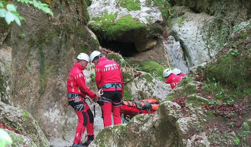 Un turist polonez rănit şi o femeie care a căzut în râpă, recuperaţi de salvamontiştii din Sibiu