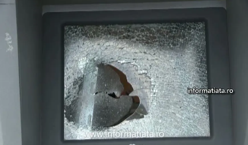 Bancomate ale unei bănci din Suceava, distruse de un bărbat enervat că i-a rămas cardul în ATM
