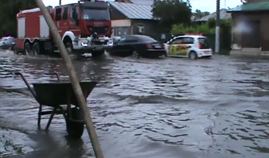 Locuinţe şi străzi din Capitală şi din Ilfov inundate după ploaia de luni dimineaţă