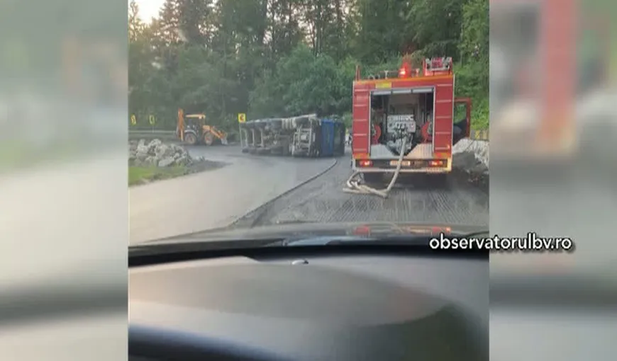 Circulaţie rutieră blocată pe DN 1 după ce un autocamion s-a răsturnat pe carosabil