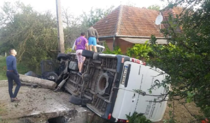 Un şofer din Sălaj a decedat după ce a intrat violent cu duba într-un cap de pod şi apoi s-a răsturnat FOTO