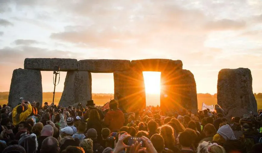 Solstiţiul de vară la Stonehenge. Mii de oameni s-au adunat să celebreze răsăritul FOTO