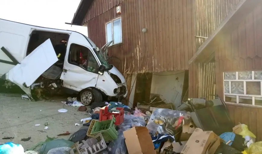 Accident în Suceava: Un microbuz de marfă a intrat într-o casă. Şoferul a murit, o femeie este rănită