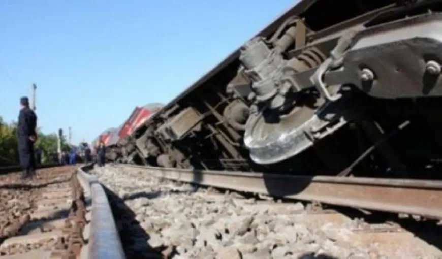 Un tren a deraiat în Suceava din cauza viiturilor