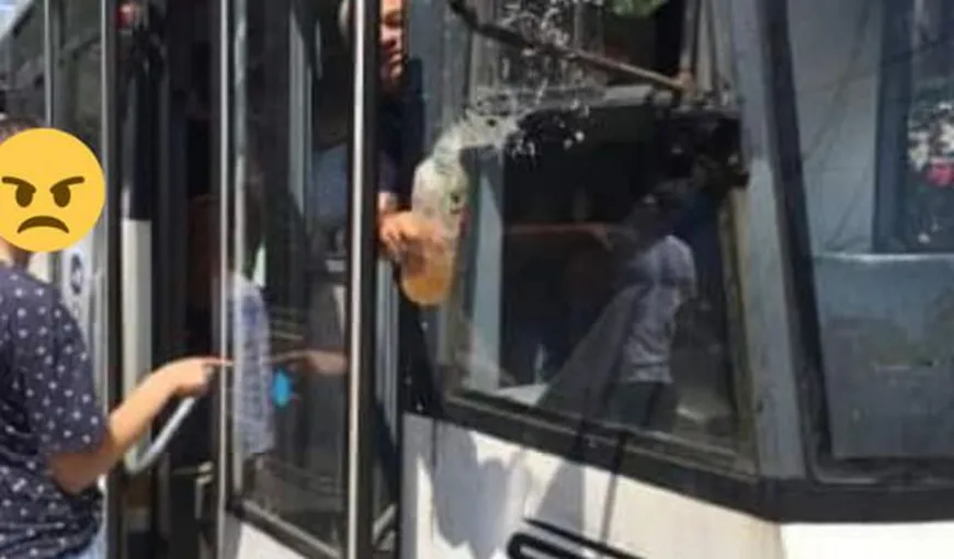 Un vatman STB a aruncat cu suc într-un călător nemulţumit de căldura din tramvai. REACŢIA STB