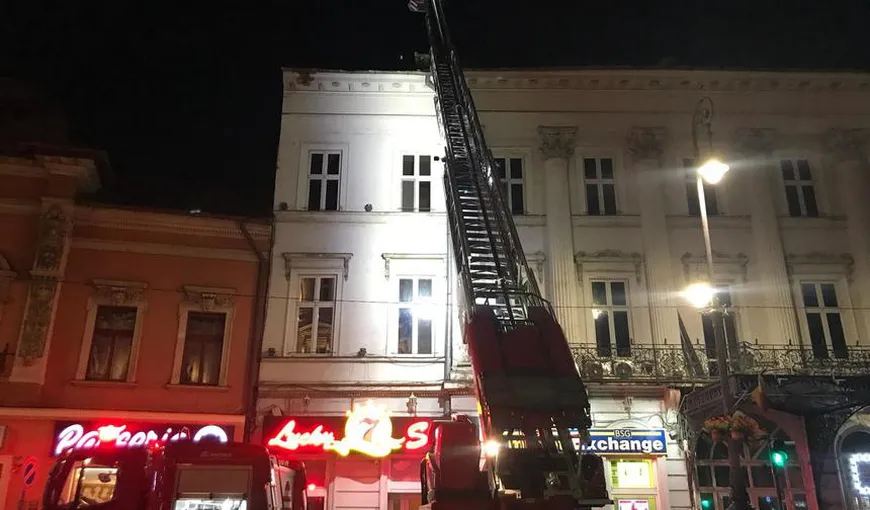 Un horn de pe un hotel din Arad a căzut peste o maşină