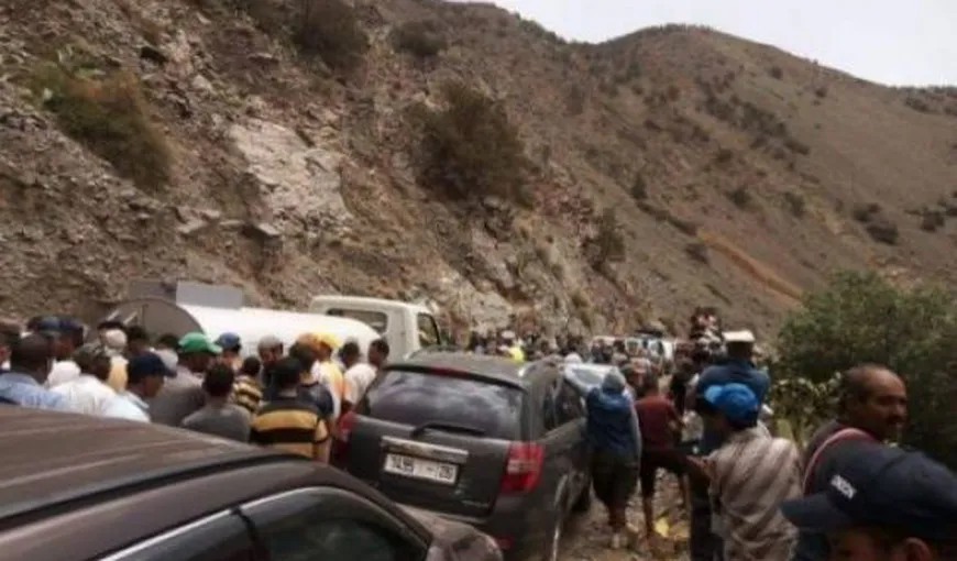 Zeci de cadavre într-o camionetă îngropată sub pământ şi pietriş în urma unei lunecări de teren