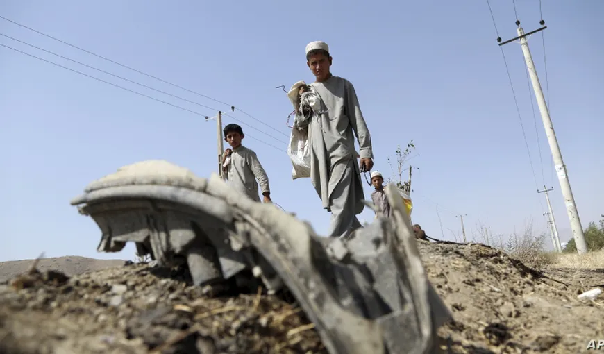 Autobuz cu pasageri, aruncat în aer în Afganistan. Peste 30 de morţi
