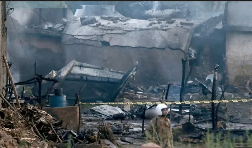 Un avion militar s-a prăbuşit în Pakistan, cel puţin 17 morţi