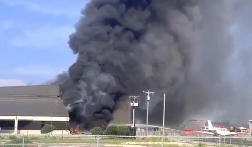 Ultima oră! Avion prăbuşit peste hangarul unui aeroport! Mai multe persoane au murit VIDEO