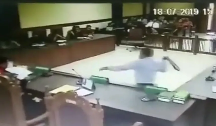 Momente incendiare la tribunal: Un avocat şi-a scos cureaua de la pantaloni şi i-a bătut pe judecători VIDEO