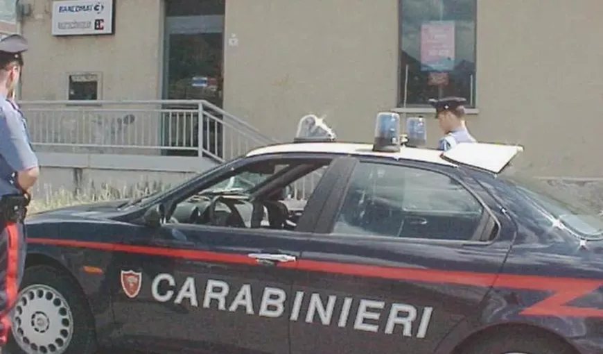 O româncă, arestată în Italia după ce a încercat să o arunce din balcon pe femeia de care avea grijă