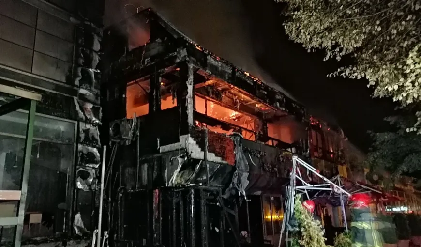 Incendiu puternic la un restaurant din centrul Galaţiului. Zeci de oameni au fost evacuaţi VIDEO