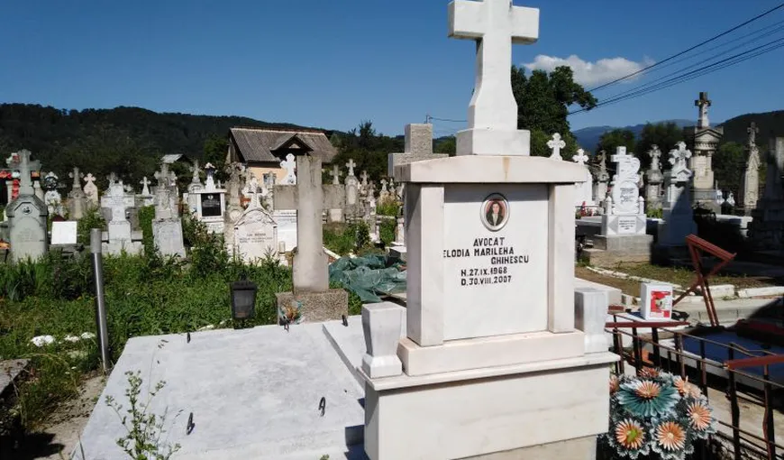 Ce se întâmplă la mormântul Elodiei Ghinescu. Preotul, după ce a sfinţit cu agheasmă: „Aşa ceva nu s-a mai întâmplat”