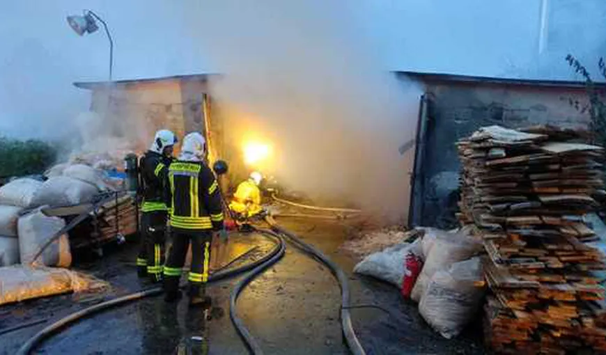 Incendiu puternic la o fabrică de mobilă din Oradea. Paznicul a fost transportat la spital cu arsuri