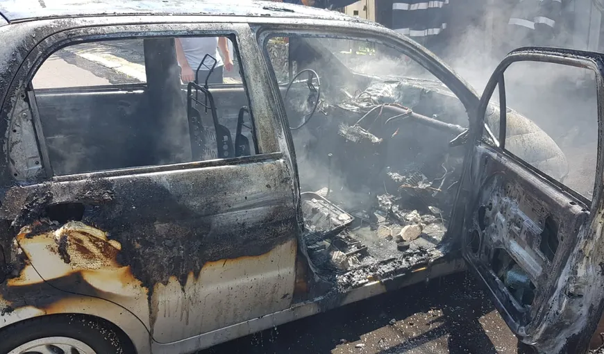 O fetiţă de 10 ani s-a ales cu arsuri grave după ce mașina în care se afla a luat foc