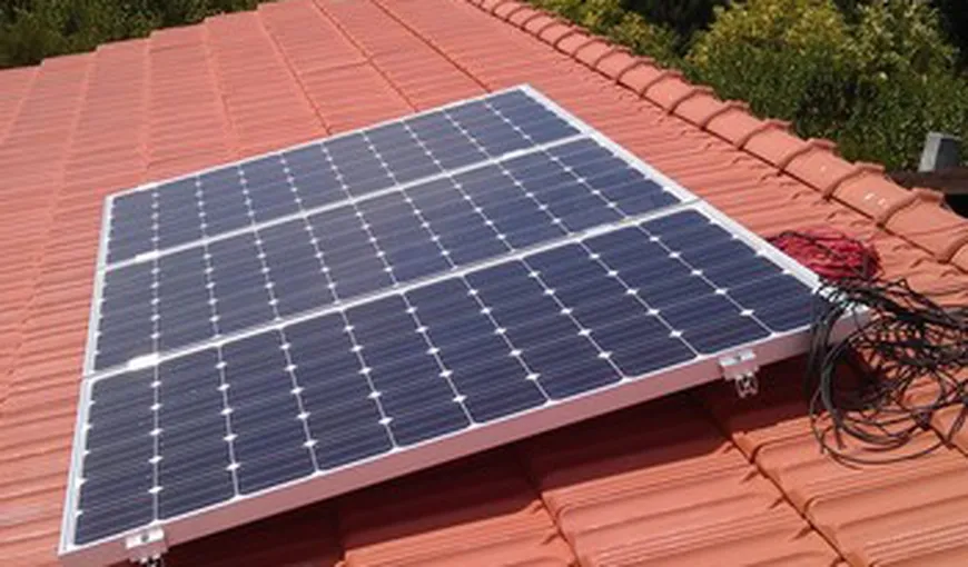 Mii de români pot primi gratuit panouri fotovoltatice. Mulţi au refuzat, deşi stau în beznă