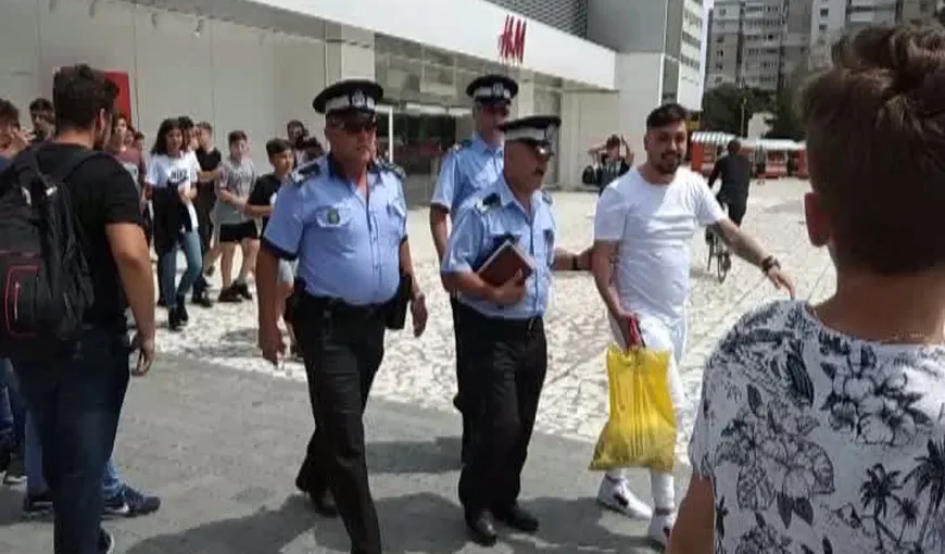 Vlogger celebru, săltat de poliţie după ce şi-a dat întâlnire cu fanii în centrul oraşului