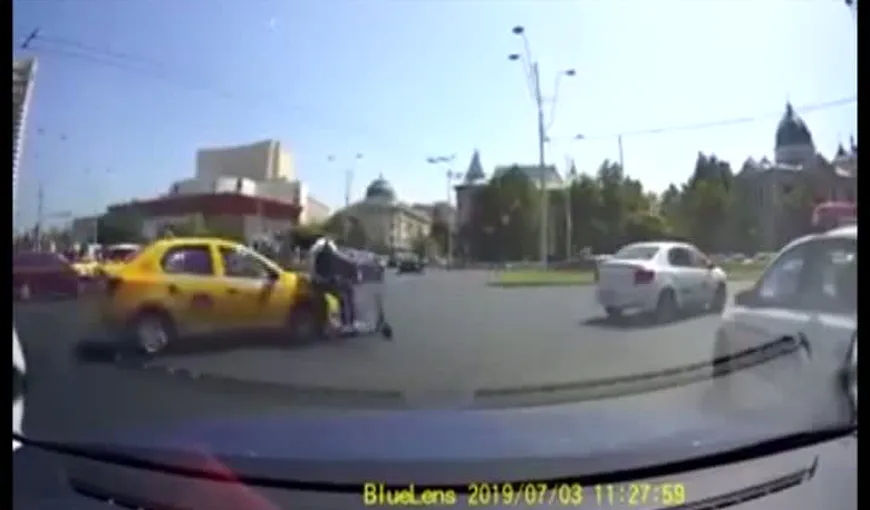 Tânăr pe trotinetă la un pas să fie călcat de un taxi, în Bucureşti