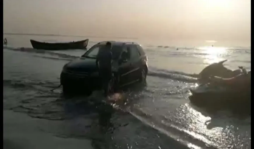 Şofer blocat cu maşina în apa mării la Mamaia VIDEO