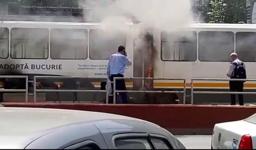 Imagini ŞOCANTE. Un tramvai plin cu călători a luat foc în Bucureşti VIDEO